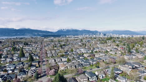 Vancouvers-Unberührte-Gemeinden-Im-Frühling-Mit-Blick-Auf-Die-Innenstadt