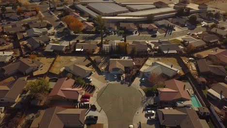 Drone-flyover-over-a-suburban-neighborhood-in-the-High-Desert-town-of-Victorville,-CA