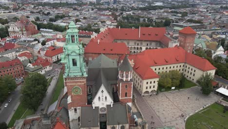Aerial-view-of-the-Wawel-Cathedral,-Royal-Castle-and-the-Krakow-old-town-in-the-background-on-a-cloudy-day
