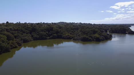 Aerial-Pan-Right-View-Over-Lake-Joondalup,-Perth-On-Sunny-Day