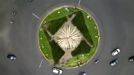Drohnenaufnahme-Der-Trockenen-Palme-Des-Denkmals-Am-Paseo-De-La-Reforma-In-Mexiko-Stadt