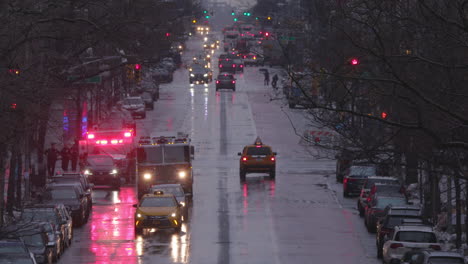 Zeitlupe-Des-New-Yorker-Verkehrs-Mit-Feuerwehrauto-Und-Krankenwagen-Auf-Einer-Nassen-Hauptstraße-Von-Manhattan