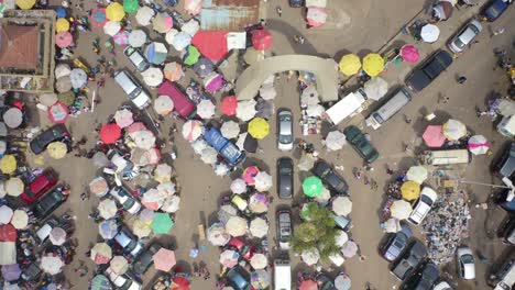 Menschenmenge-Und-Autos-Auf-Dem-Accra-Central-Market-_Vogelperspektive