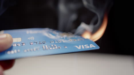 Eine-Visa-Kreditkarte-Fängt-Feuer,-Wenn-Man-Sie-In-Der-Hand-Hält,-Viele-Konzepte