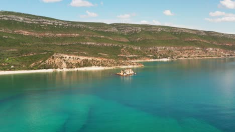 Luftschwenk-Drohnenaufnahme-Einer-Felsformation-Entlang-Der-Küste-In-Portugal