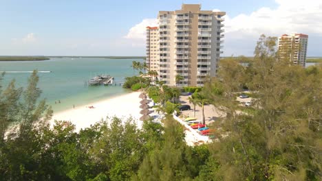 Vista-Aérea-De-Hoteles-Y-Club-De-Playa-Marina-En-Lovers-Key,-Florida