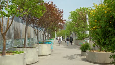 Peatones-Caminando-Por-El-Skypark-Seoullo-7017-Muy-Por-Encima-De-Las-Calles-De-La-Ciudad