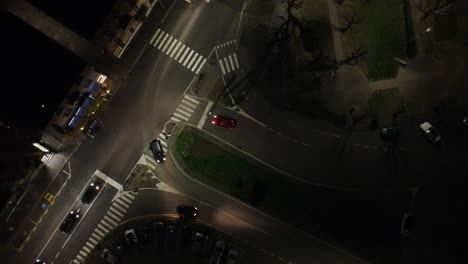 Luftaufnahme-Der-Straße-Mit-Drohne-4k-Bei-Nacht-Stadt-Como-Italien