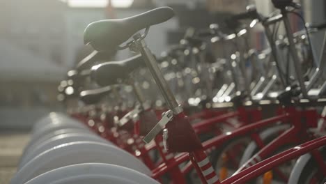 Portabicicletas-De-La-Ciudad-De-La-Comunidad-Con-Bicicletas-Eléctricas-De-Asistencia-De-Pedales-Compartidos-De-Viaje-4k-30p