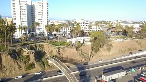 Pacific-Coast-Hwy-Fußgängerbrücke-In-Der-Innenstadt-Von-La-Daring-Luftbildflug-Tilt-Up-Drohnenaufnahmen-Am-Santa-Monica-Beach,-Kalifornien,-USA-2018