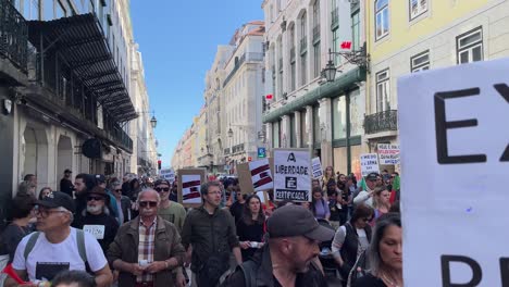 Lleno-De-Gente-En-La-Manifestación-En-Lisboa-Durante-La-Celebración-Del-25-De-Abril