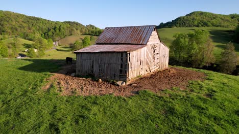 aerial-push-into-old-barn-in-appalachian-and-blue-ridge-mountains-near-bethel-nc,-north-carolina