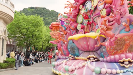 Un-Colorido-Flotador-En-Un-Desfile-En-La-Calle-Principal-Del-Parque-De-Atracciones-Everland-En-Yongin,-Corea-Del-Sur