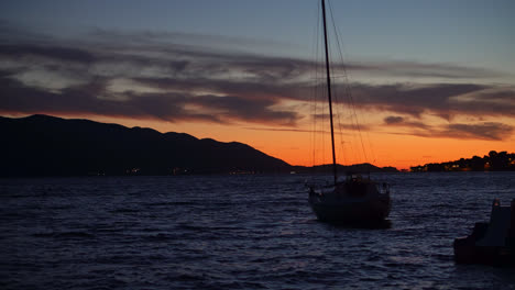 Kleines-Segelboot-Rollt-Sanft-Im-Ruhigen-Meer-Bei-Sonnenuntergang-In-Kroatien
