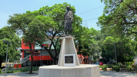 Estatua-De-Inmigrantes-En-La-Esquina-De-La-Avenida-Insurgentes-Sur-Y-La-Avenida-Rio-Mixcoac-En-La-Ciudad-De-México