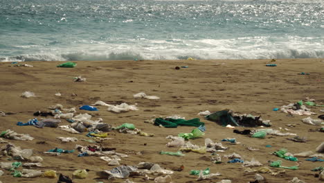 Statische-Aufnahme,-Strandufer-Mit-Plastikmüll-Im-Meer-Verschmutzt