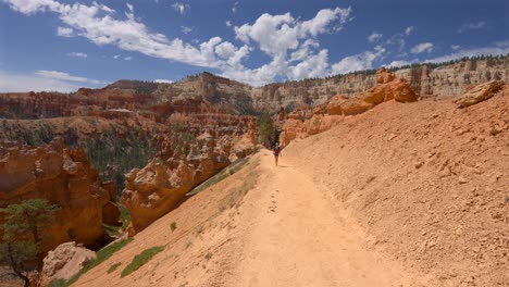 Joven-Excursionista-Disfrutando-De-La-Vista-Del-Cañón-En-El-Parque-Nacional-Bryce-Canyon,-Utah