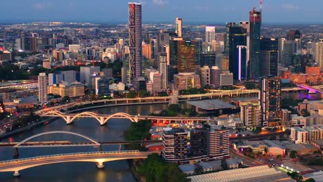 Brisbane-Central-Business-District,-Fluss-Und-Brücken-Bei-Nacht-In-Queensland,-Australien