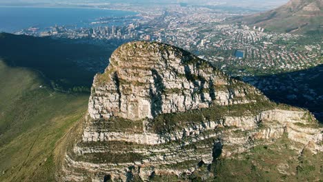 Wunderschöne-Luftaufnahme-Des-Lions-Head-Peak-Bei-Sonnenuntergang-Mit-Signal-Hill-Trail-In-Kapstadt