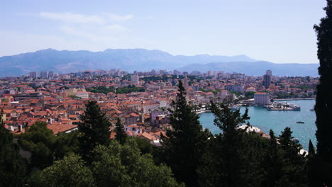 Schwenküberblick-über-Die-Küstenstadt-Split-In-Kroatien-Von-Einem-Bewaldeten-Hügel-Am-Aussichtspunkt-Marjan-Hügel