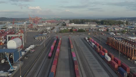 Vista-Panorámica-De-La-Terminal-Husky-Con-Contenedores-Industriales-Y-Grúas-En-El-Puerto-De-Tacoma,-Washington,-Estados-Unidos