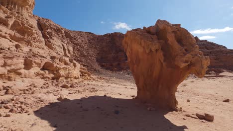 Roca-Arenisca-Formada-Por-El-Viento,-Formación-De-Rocas-De-Hongos-En-El-Cañón-De-Colores