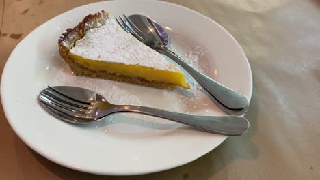 Sharing-dessert-between-husband-and-wife-in-the-mercado-de-Cascais