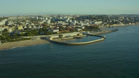 Luftaufnahme-Der-Stadt-Oeiras-über-Dem-Meer-Und-Dem-Strand-Paço-De-Arcos,-Portugal,-Am-Abend