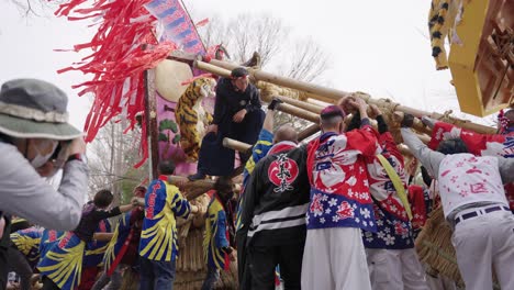 Omihachiman-Sagicho-Feuerfest,-Japan,-Menschen-In-Traditioneller-Kleidung