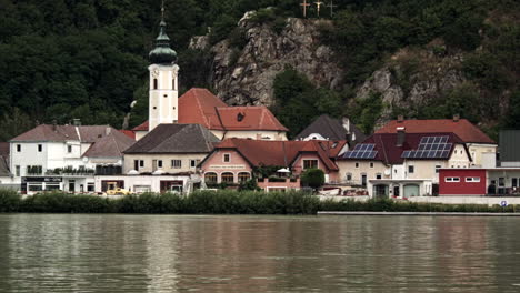 Houses-on-the-banks-of-the-Danube-3