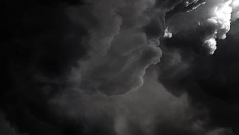 Nubes-Oscuras-Flotando-En-El-Cielo-Con-Un-Rayo-4k