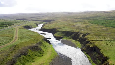 Kleiner-Fluss-In-Island-Mit-Drohnenvideo,-Das-Sich-Nach-Oben-Bewegt