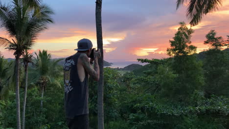 Männlicher-Freiberuflicher-Fotograf,-Der-Von-Der-Villa-In-Lombok-Aus-Ein-Sonnenuntergangsfoto-Durch-Den-Dschungelwald-Macht
