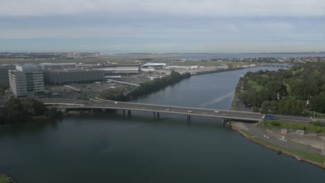 Zweispurige-Brückenautobahn-Am-Internationalen-Flughafen-Sydney