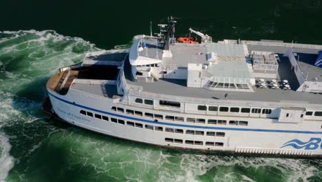 Ferry-De-Pasajeros-Y-Vehículos-De-Bc-Ferries-Que-Navegan-Por-Las-Verdes-Aguas-Dentro-De-Los-Límites-De-La-Bahía-De-Herradura,-Bc,-Oeste-De-Vancouver,-Canadá