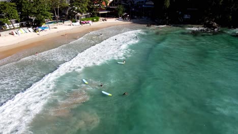 Luftflug-über-Wellen,-Die-Am-Kata-Strand-In-Phuket-In-Der-Nähe-Der-Resortbar-Brechen