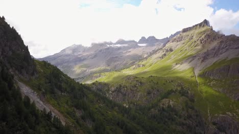 Vista-De-Una-Cordillera-En-Los-Alpes-Suizos