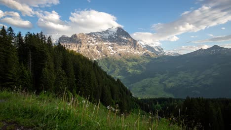 Timelapse-De-Cúmulos-Dinámicos-Moviéndose-Sobre-El-Eiger-En-Suiza