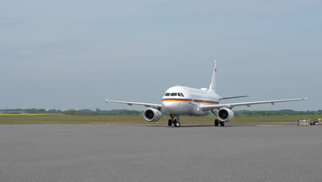 Un-Airbus-A320-De-La-Fuerza-Aérea-Alemana-Rodando-Hasta-El-Puesto-De-Estacionamiento