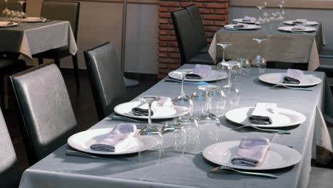 Gesamtansicht-Des-Speisesaals-Eines-Spanischen-Restaurants-Mit-Gemälden-An-Den-Backsteinwänden