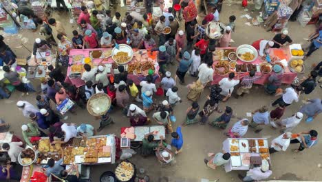 Viele-Verschiedene-Produkte-Und-Menschen-Auf-Dem-Lokalen-Bangladeschischen-Lebensmittelmarkt,-Ansicht-Von-Oben