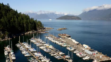 Velero-Y-Yates-Amarrados-En-El-Muelle-Público-En-La-Bahía-De-Herradura-En-Howe-Sound,-West-Vancouver,-Bc,-Canadá