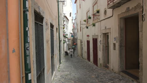 Eine-Leere-Schmale-Straße-In-Lissabon,-Portugal-Während-Der-Pandemie