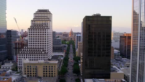 Luftaufnahme-In-Richtung-Texas-State-Capitol,-Sonnenuntergang-In-Austin,-USA-–-Heranzoomen,-Drohnenaufnahme