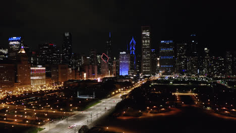 Filmische-Einspielung-Der-Skyline-Von-Chicago-Bei-Nacht