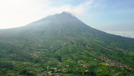 Volcán-Merapi-Con-Vista-Rural-De-La-Plantación-Que-Plantó-Brócoli,-Repollo,-Papas-Y-Cebollas-Verdes,-Java-Central,-Indonesia