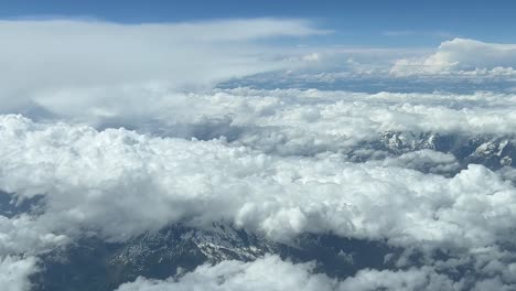 Vista-Aérea-De-La-Cabina,-Punto-De-Vista-Del-Piloto,-Desde-Una-Cabina-A-Reacción,-De-Las-Montañas-De-Los-Alpes-Italianos,-Cubiertas-De-Nieve-Y-Nubes-Blancas