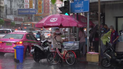 Gente-Esperando-Que-Pare-La-Lluvia,-Barrio-Chino,-Bangkok