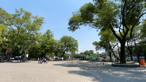 timelapse-of-a-calm-morning-in-front-of-the-mayor-lake-of-chapultepec-in-mexico-city
