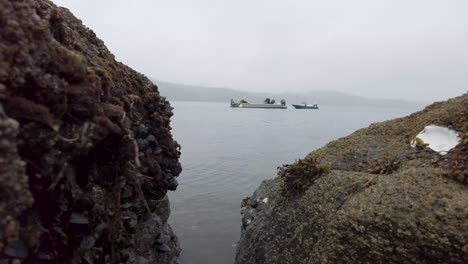 Statische-Aufnahme-Durch-Zwei-Felsen-Mit-Bootslandschaft-Im-Ruhigen-Wassermeer,-Kalifornien